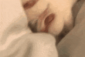 “小姐姐最好别一起床就自拍，你的小秘密都被大家知道了”果然太尴尬！