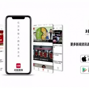 四川自贡男子鱼池内“遛鱼”走红：喊“集合啦”数十条锦鲤列队靠拢