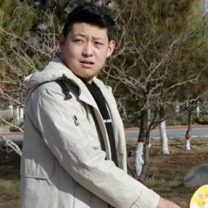 遛狗不牵绳！看！傲娇大哥一不小心就违法了