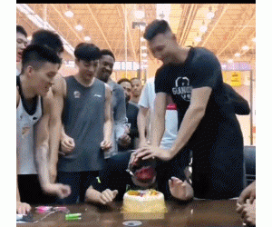 不要玩生日蛋糕砸脸了 可能会瞎眼