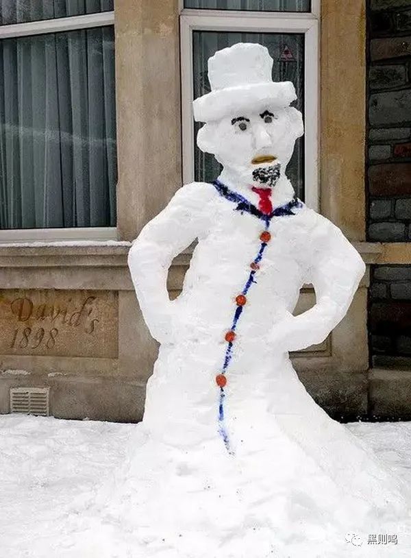 高檔轎車被雪人弄得面目猙獰.