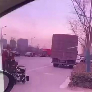 狗坐轮椅，拄拐老伴无人扶？新沂街头这一幕引争议……