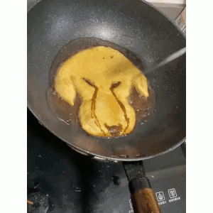 还原度贼高！主人照搬金毛样子做大饼，狗见后一脸堪忧：跟照镜子似的？