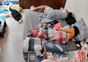 妈妈哄宝宝睡觉，可拍了半天发现拍错娃了……拍的是毛孩！