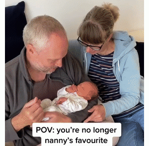 狗狗失宠后的反应……哈哈哈哈哈这一个个哀怨的小眼神也太好笑了！