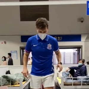 老外球迷住进方舱后，拍了段给上海人打气的视频