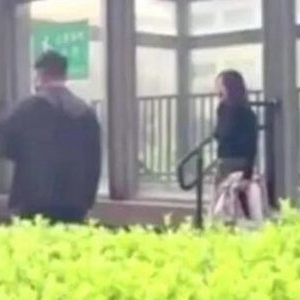 宠物狗吓哭小孩被家长摔死，犬主回应自己没有牵狗绳存在部分责任