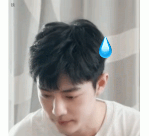 肖战现在好像特别喜欢这个表情，尴尬又不失礼貌的微笑