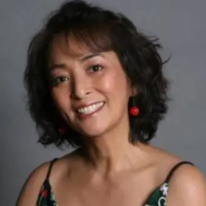 59岁李勤勤家中跳操，打扮朴素气喘吁吁，院落摆满杂物接地气