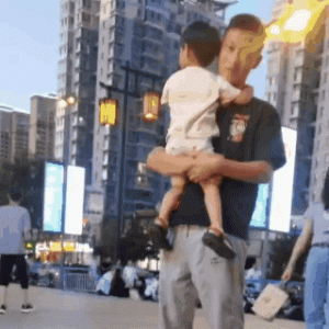 狗子在街上碰到绝育医生遛娃，气得当场骂街：“你是有娃了，那我呢！”